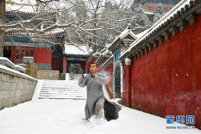 酷酷酷！一睹扫地僧雪中练武什么样子？！