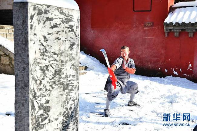 酷酷酷！一睹扫地僧雪中练武什么样子？！