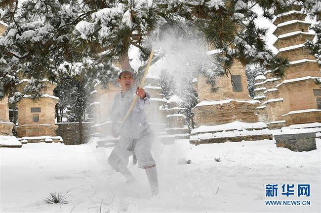 酷酷酷！一睹扫地僧雪中练武什么样子？！